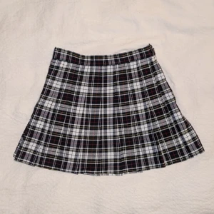 American apparel kjol - Rutig kjol från American Apparel i storlek S!  Jättebra skick, i princip helt oanvänd. ✨ Älskar denna men har för många rutiga kjolar.  Frakt 44:- eller mötas i Stockholm! 