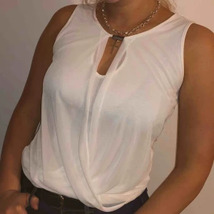  - Fin lite festligare tröja med fin silverdetalj, bra skick! 🌸