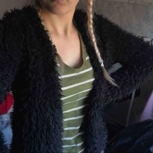  - Svart lurvig varm superfin kofta från gina tricot i storlek S. Säljer pga använder aldrig. Frakt tillkommer!🖤