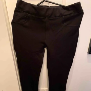  - Leggings m. Fitform speciellt över rumpan, dragkedjor längs med ankeln.