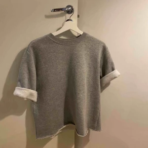  - Sweatshirt från HM som jag klippt av själv. Sparsamt använd, väldigt mjuk!