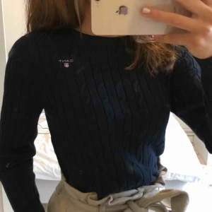  - En kabelstickad gant tröja, mörkblå. Nyskick. Frakt pris kan diskuteras. Originalpris 899 kr