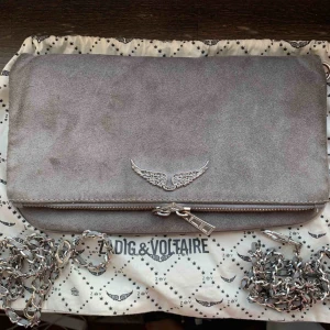  - Grå Zadig väska Använd men fint skick 