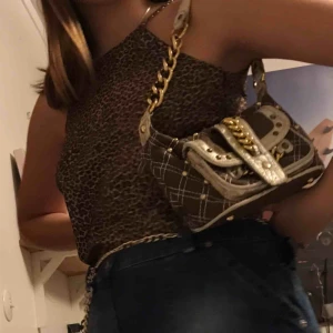  - En av de finaste väskorna jag har, men behöver pengar😢 super cool, matchar allt, 