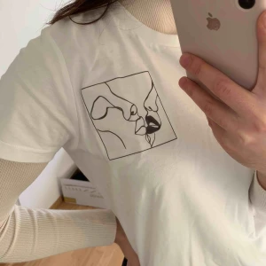  - HELT NY T-shirt ur vår kollektion FORM. En enkel vit t-shirt med helt unikt tryck, som du kan stylea hur som helst! 