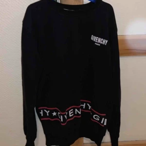  - Fin Givenchy tröja vet inte hur många ggr den är använd men väldigt fin. Storlek S Super fin och priset kan diskuteras 