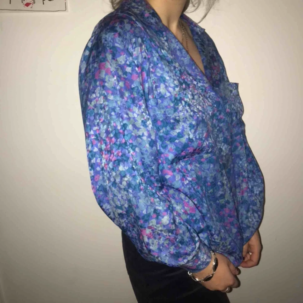 En fin 80-tals blus som inte kommer till användning längre💜🥰 Frakt: 75kr. Puserot.