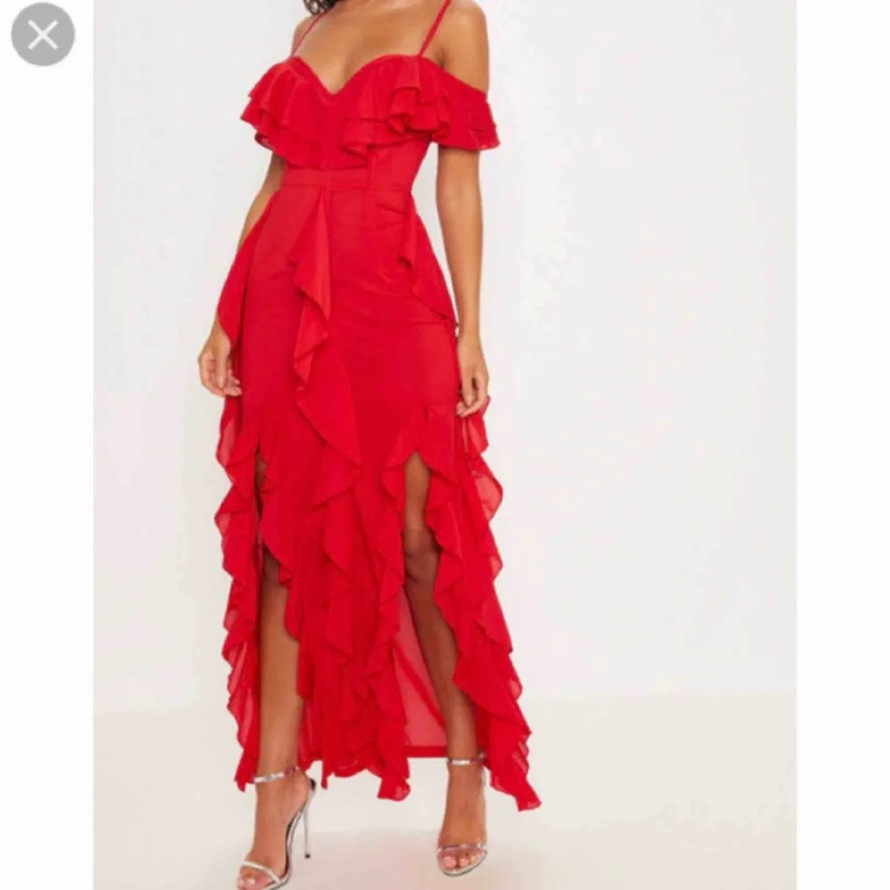 (Lånad bild) red klänning säljes, köptes för ett år sen och användes endast en gång på bröllop. Den är i fin skick, jätte fin klänning sitter fint på och man känner sig snygg. Säljes för att har alldeles för många klänning.. Klänningar.