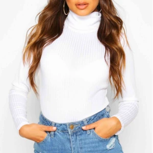  - En helt ny neck bodysuit från Boohoo, prislappen finns kvar på tröjan. Köpte för 180kr. Säljer på grund av fel storlek, köparen står för frakt 