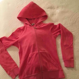  - En rosa huvtröja/hoodie från Juicy Couture med dragkedja och glittrigt tryck i bak. I storlek S! Använd några gånger men är i FINT SKICK - trycket och glittret är kvar osv.