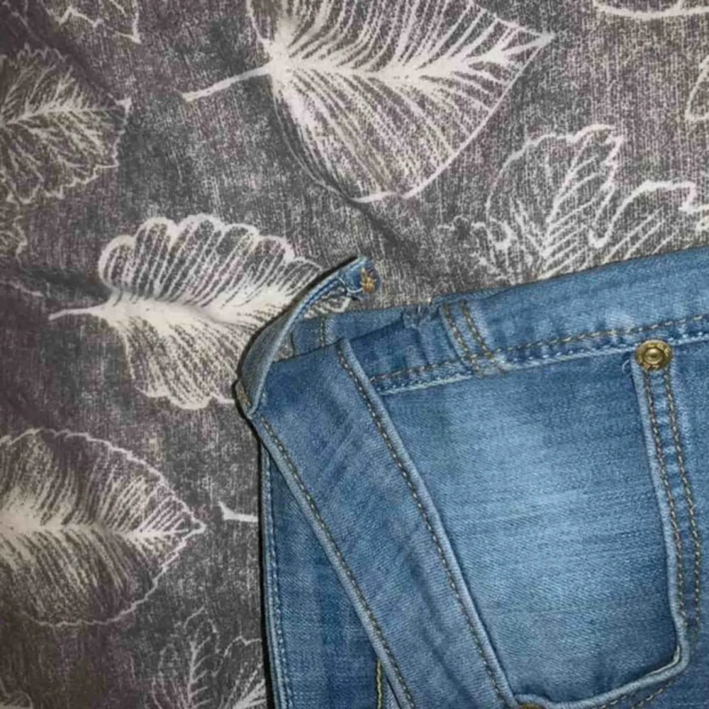Ljusa Lee jeans  Väldigt lite använda  Passar normal S . Jeans & Byxor.