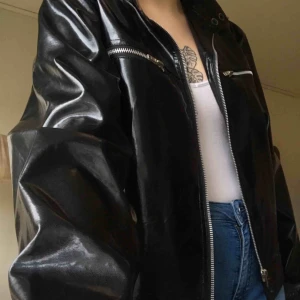  - Sjukt snygg lackad bikerjacka med silverdetaljer.  Är storlek L sitter oversize på mig som är storlek S/M!!  Nästan oanvänd. ❤️💓🤠  Köparen står för frakten ca 60kr 