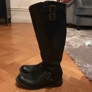  - Primeboots! Nypris 2300:- Inte använda på ett tag. Ganska smala i formen vid smalbenen. Sitter som på sista bilden. Bäst om du bor i närheten så du kan hämta dom i Uppsala. Annars kan jag skicka dom på posten mot frakt. 