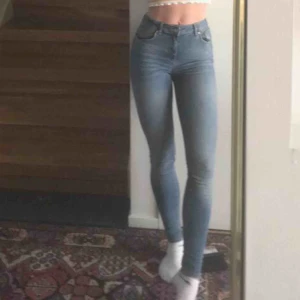  - Jeans i ljusblå färg. Bra skick, endast använda ca 3 gånger! Hade gärna haft dem kvar, men de är tyvärr för små...