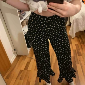  - Superfina blommiga byxor med volang nertill från Gina Tricot! Dragkedja i sidan. Knappt använda, nyskick. Kan mötas upp i Växjö annars står köparen för frakt 💖