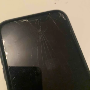  - Hej helt fungerande iPhone X sprucken skärm men allt fungerar som det ska pris 2500kr hämtas i sköndal 