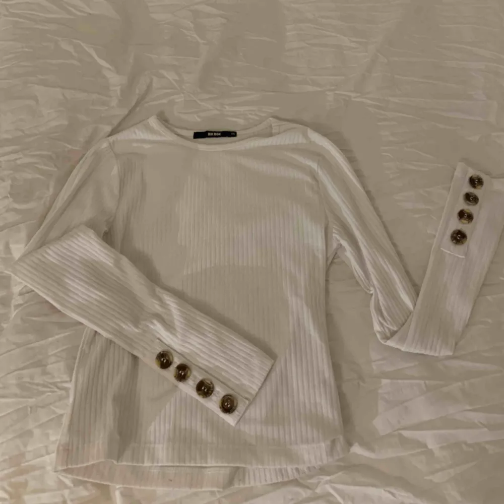 Säljer denna fina vita tröja med knappdetaljer från BikBok! Använd 2-3 gånger! 120kr ink frakt eller mötas i Stockholm!   FINNS I FÄRGEN SVART FÖR SAMMA PRIS!. Tröjor & Koftor.