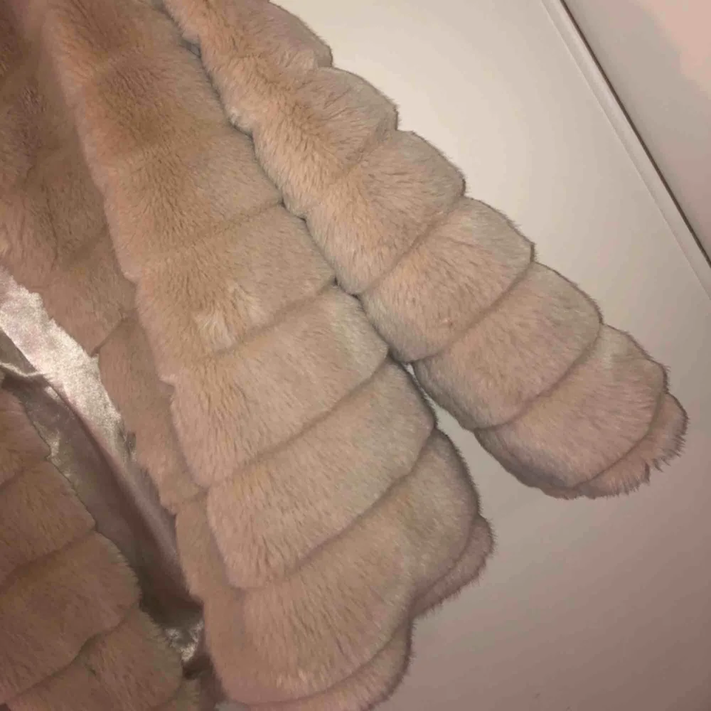 Fluffig vit/beige pälsjacka från Linn Ahlborgs kollektion med na-kd. Varm och skön nu under vintern. Säljer då den bara blivit hängandes i garderoben. Jackor.