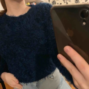  - Supermjuk o fluffig tröja i mörkblått från Monki. Syns knappt att den är använd! Kan mötas upp i Växjö annars står köparen för frakt 💖