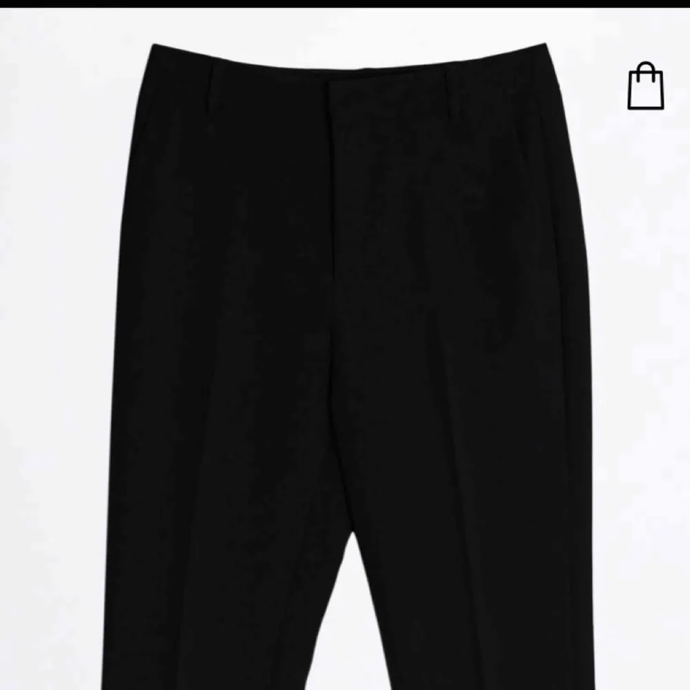 Kostym byxor från Ginatricot i modellen ”Lisa Trousers”  Passar storlek 36-38 Endast använd 2 gånger . Jeans & Byxor.