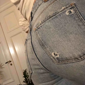  - Välanvända supermjuka slitna favoritjeans som jag tyvärr inte får användning för längre. Highwaist och ankellängd. Hål längs midjan som ser coolt ut samt vid knäna.  Köparen står för frakt:)