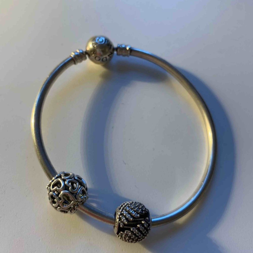 Fin armband från märket Pandora. Fint skick och kommer med två fina berlocker. Pris& annat kan diskuteras! 🥰 . Accessoarer.