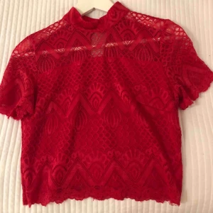  - Äkta guess tröja super fin till fester eller något sånt har bara använt den 1 gång❤️