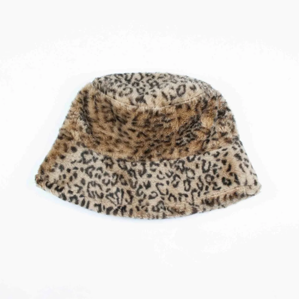 Vintage 90s 00s Y2K faux fur animal print bucket hat in beige Circumference head: ca 62 Circumference the brim: ca 77 Free shipping! Read the full description at our website majorunit.com No returns . Accessoarer.