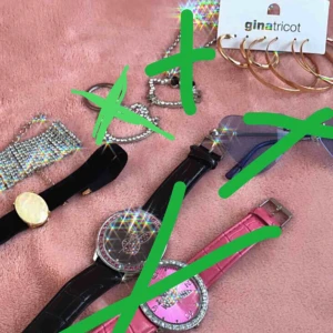  - Olika gulliga smycken!  Skriv pm om vad du är intresserad av 💗 Klockorna behöver nya batteri.  (klockorna, hello Kitty sakerna, glasögon SÅLDA)