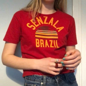  - turisttshirt!! såå skönt tjockt tyg, men lite för liten för mig. köpt second hand men i fint skick 🍊FRAKT 45kr🍊