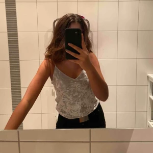  - Fin topp från HM i sammet. Fint skick. Köparen står för frakt💓