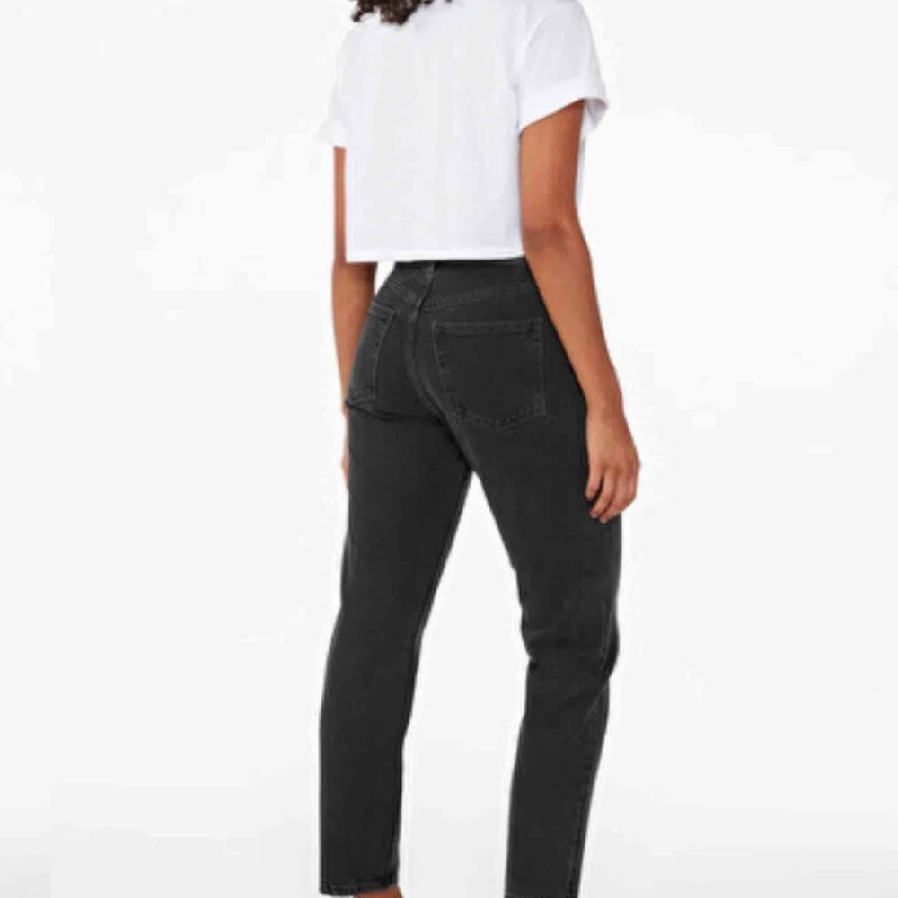 Svarta högmidjade mom jeans från monki 😊 köparen står för frakt . Jeans & Byxor.