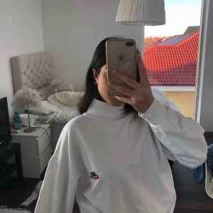  - Säljer denna riktigt coola tröjan ifrån Nike. Köpt på second hand. Säljer för att jag inte fått mycket användning för tröjan. På bilden ser tröjan inte helt vit ut men det är den.Köparen står för frakten som går på 70kr. 