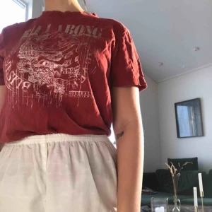  - Jättesnygg t-shirt som inte kommit till användning. Billabong t-shirt med döskalletryck och annat.