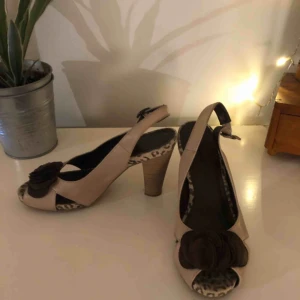  - Söta jättesköna klackar från tamaris. Ca 10cm. I fint skick. Köparen står för frakt:)