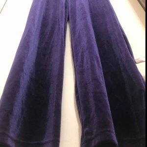  - Lila sammets byxor, super snygga till en svart magtröja eller likande! 