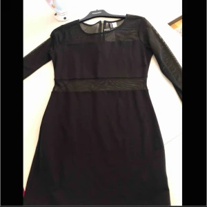  - Klänning men spets emellan 