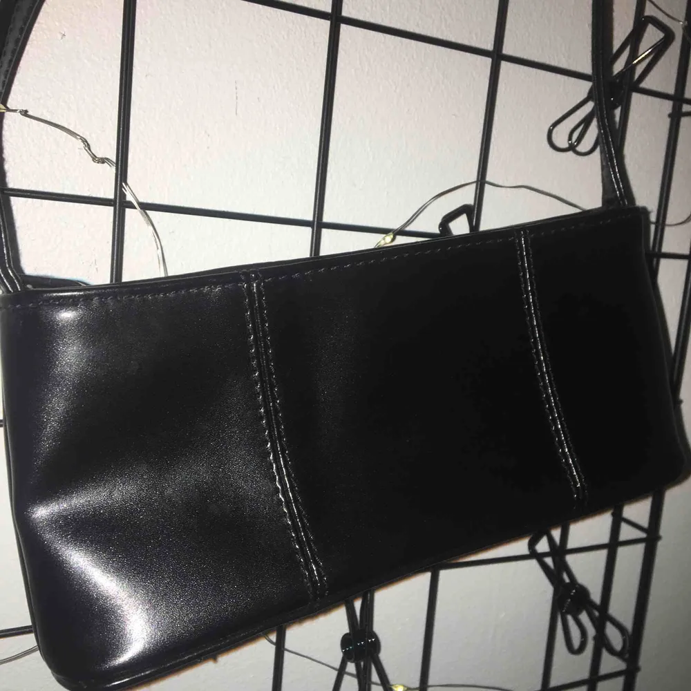 Söt liten svart handväska från hm Mått ca 20x10 cm  Frakt tillkommer på 30 kr💖. Väskor.