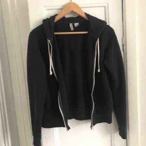  - Hoodie med dragkedja från h&m, bra använd men fortfarande i fint skick!
