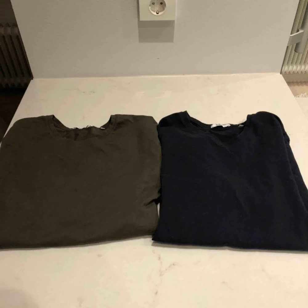 Två stycken Bläck t-shirts. En i grön och en i marinblå. Jävligt skönt material. Passar s - m. Båda för 110 eller en för 70. Kunden står för frakten :) . T-shirts.