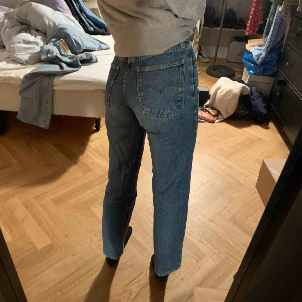 Levi’s jeans 501 köpta på second hand, sååå snygga men får ingen användning för dem . Jeans & Byxor.