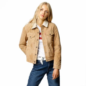  - Jacka - Levis "The Suede Sherpa Trucker".   Sherpafodrad mockajacka från Levis, använd vid endast ett tillfälle.  Nypris 2 659 Kr.   Modellen är 176 cm och är fotad i S.  Köparen betalar frakten 🌻  