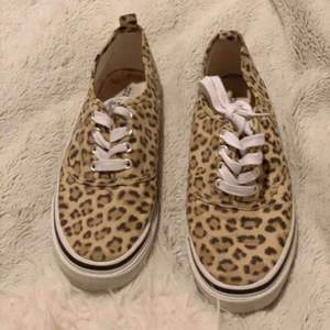 Säljer nu dessa leopardmönstrade skor då jag inte har någon användning av dom. För liten storlek för mig, endast använda ett fåtal gånger! Köparen står för frakt