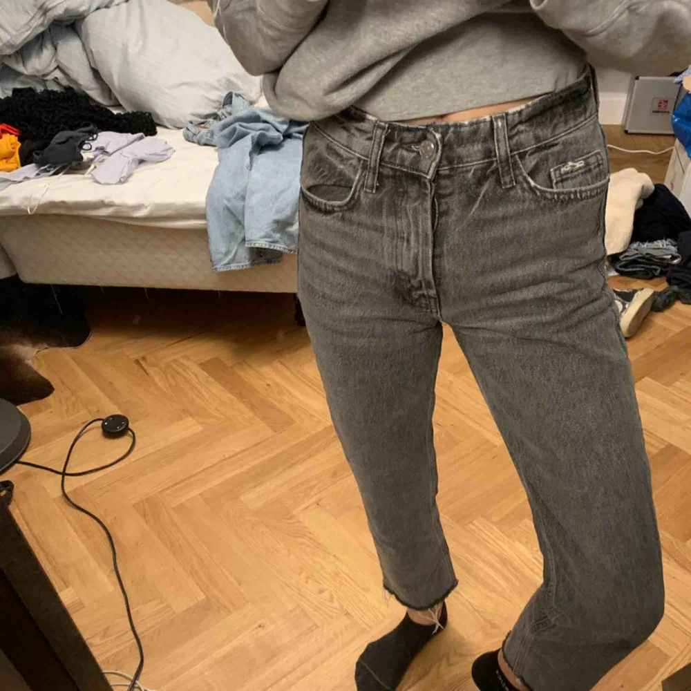 Grå jeans från Zara! Såå snygga och sköna verkligen 💕. Jeans & Byxor.