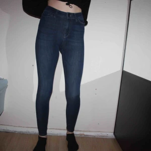 Spray On jeans BIKBOK XS - Mörkblå ”Spray On” Higher ankle jeans från BIKBOK. Storlek XS. Endast använd en gång.   Frakt kostar 62kr, postnords blåa kuvert.
