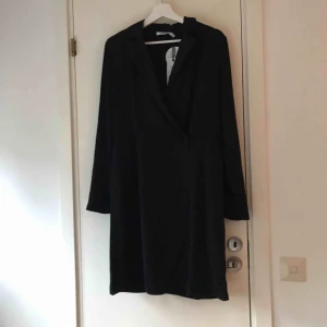  - En oanvänd blazerklänning från NAKD. Storlek 38, frakt tillkommer! :)