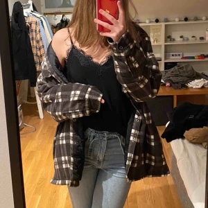  - Jacka som jag precis köpte här på plick🧡 tyvärr i största lagret för mig men utöver det så är den jättefin!🥰 den har ett tunt foder på insidan🧡 möts endast upp i stockholm