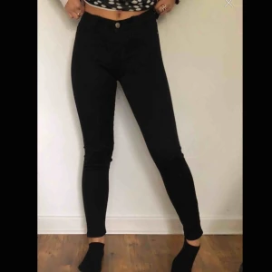  - Svarta tajta jeans ifrån cubus Aldrig använda