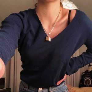  - Mysig marinblå och V-ringad tröja från Gant. Passar även en S! Frakten är inräknat i priset! 🥰