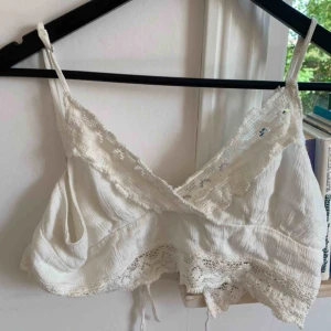  - Vit spets croptop/bralette från bik bok i stl XS men ganska stor i storleken så funkar även på S🌟